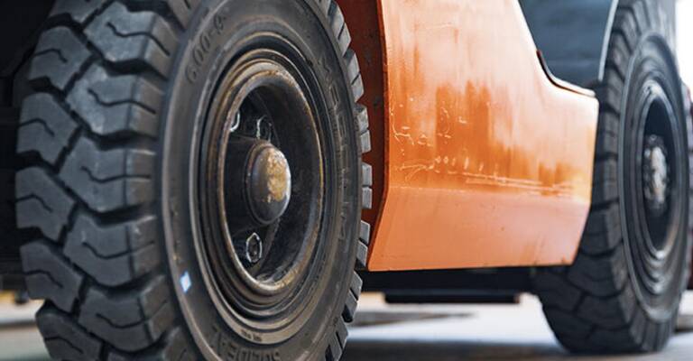 خرید لاستیک لیفتراک مناسب انبارهای شیراز