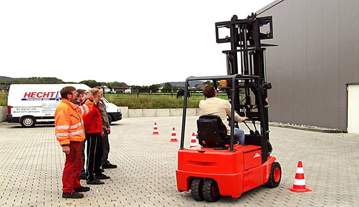 آموزشگاه گواهینامه لیفتراک شیراز | آموزش عملی کار با لیفتراک